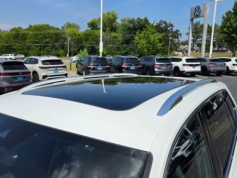 Used 2022 Volkswagen Tiguan SEL R-Line AWD/4WD image 10