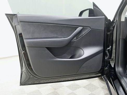Used 2022 Tesla Model Y Long Range AWD/4WD image 32