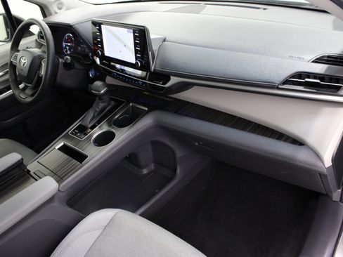 Used 2024 Toyota Sienna Limited FWD image 41