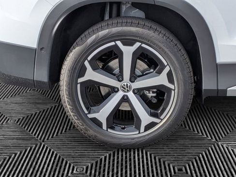 New 2026 Volkswagen Tiguan SE image 9