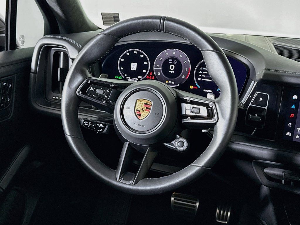 Certified 2025 Porsche Cayenne GTS AWD/4WD image 12
