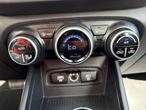 Used 2024 Hyundai Venue SEL FWD image 17
