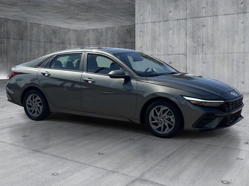 Used 2024 Hyundai Elantra SEL FWD image 7
