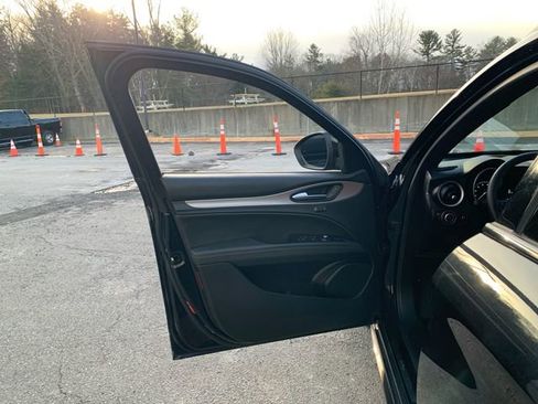 Used 2024 Alfa Romeo Stelvio Ti w/ Performance Driving Package image 18