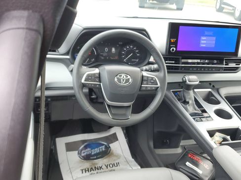 Certified 2025 Toyota Sienna XLE w/ XLE Plus Package AWD/4WD image 9