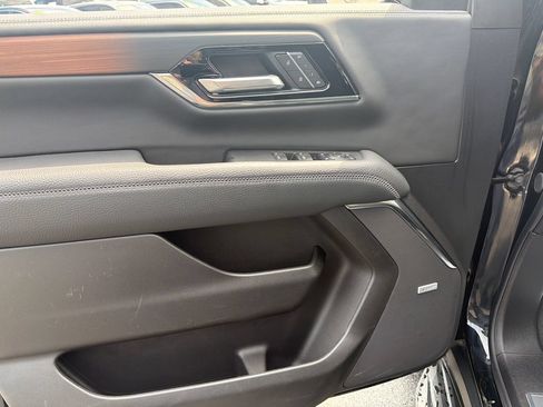 Used 2025 GMC Yukon XL Denali AWD/4WD image 26