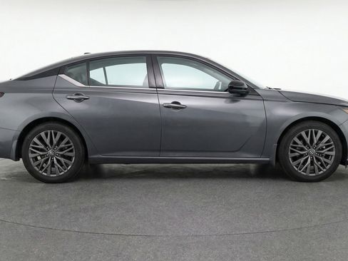 Used 2025 Nissan Altima 2.5 SV image 11
