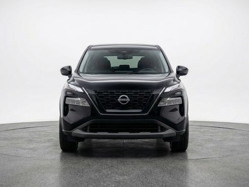 Used 2025 Nissan Rogue SV image 2