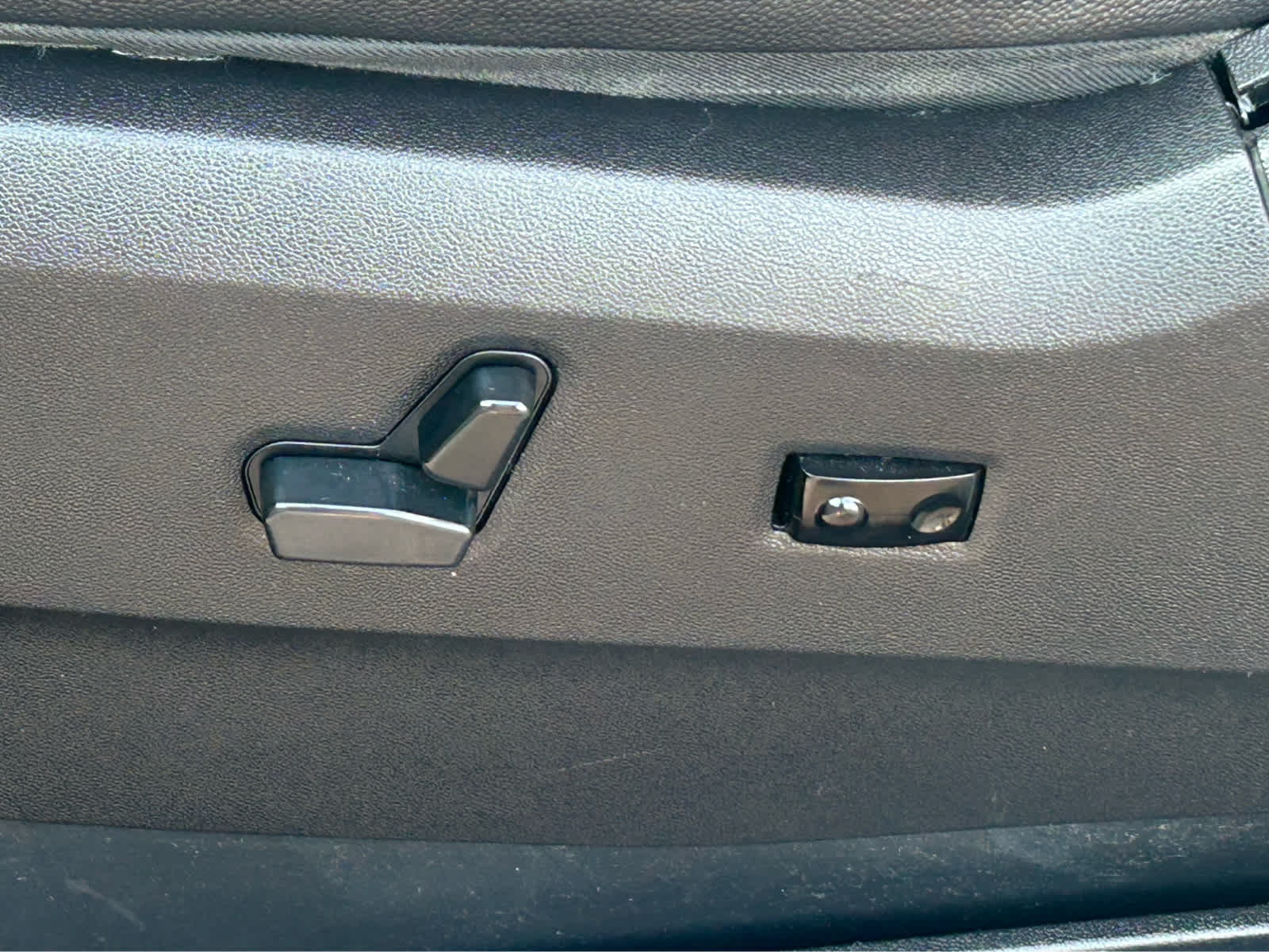 Used 2016 Chrysler Town & Country Touring FWD image 18