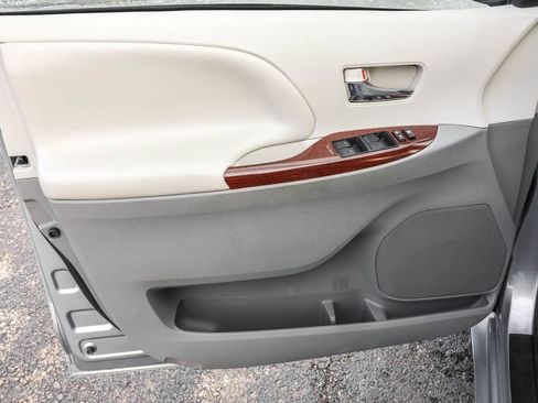 Used 2014 Toyota Sienna XLE image 25