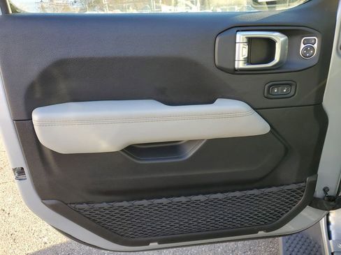 Used 2023 Jeep Wrangler Unlimited Sahara image 21