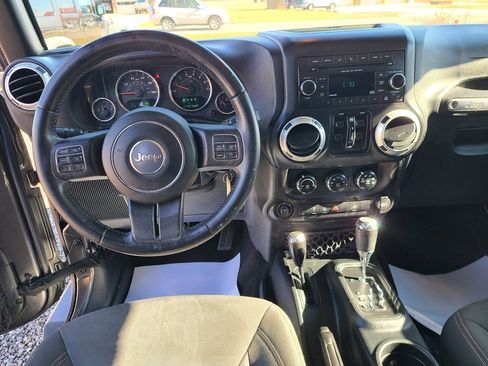 Used 2016 Jeep Wrangler Unlimited Rubicon w/ Connectivity Group image 6