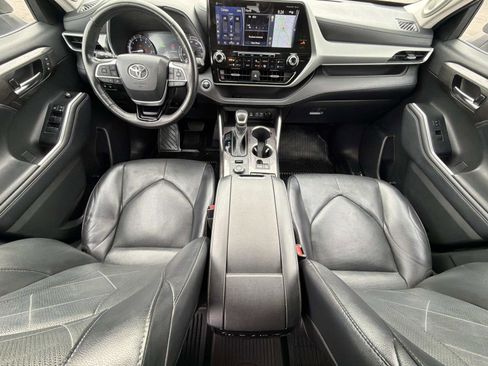 Used 2022 Toyota Highlander Platinum image 2