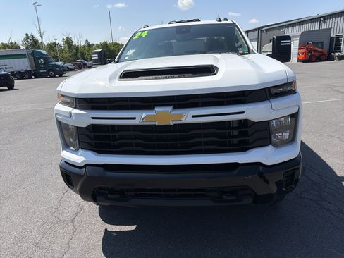 Used 2024 Chevrolet Silverado 2500 Custom w/ Custom Value Package AWD/4WD image 9