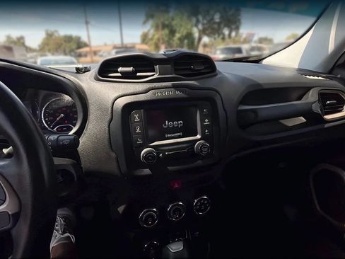 Used 2017 Jeep Renegade Latitude AWD/4WD image 11