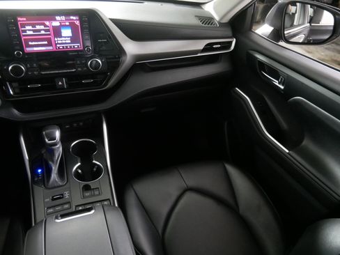Used 2021 Toyota Highlander XLE image 11