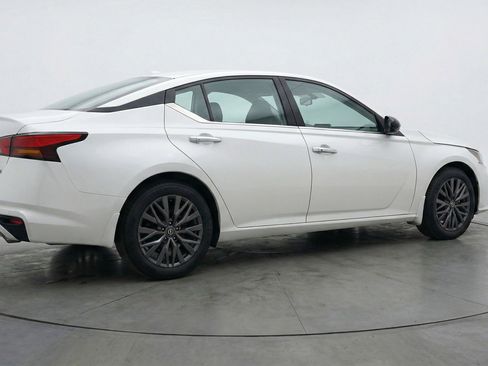 Used 2025 Nissan Altima 2.5 SV image 9