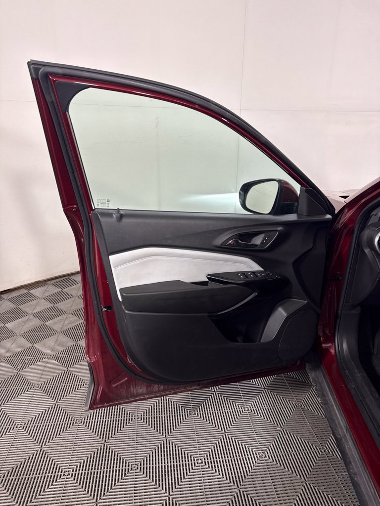 Used 2025 Chevrolet Trax LT FWD image 12