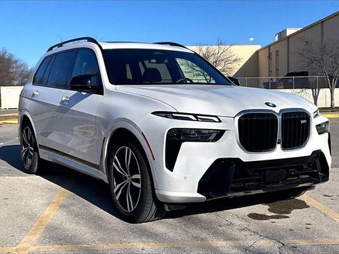 Used 2025 BMW X7 M60i w/ Climate Comfort Package image 3