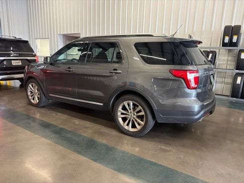 Used 2018 Ford Explorer XLT w/ Equipment Group 202A FWD image 4