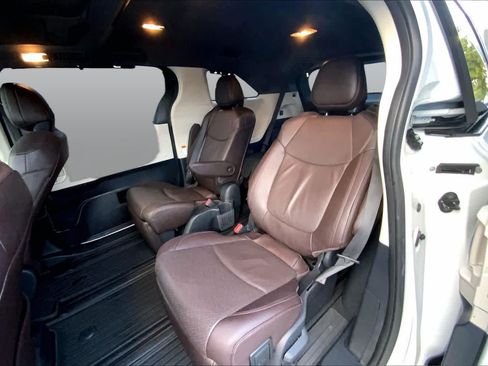 Used 2023 Toyota Sienna Platinum FWD image 18