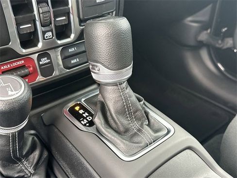 Used 2025 Jeep Gladiator Mojave w/ Convenience Group image 15