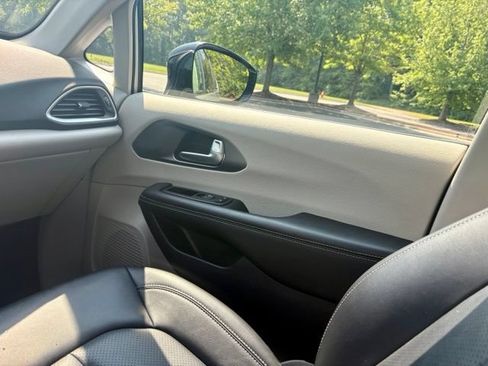 Used 2024 Chrysler Pacifica Touring-L FWD image 23