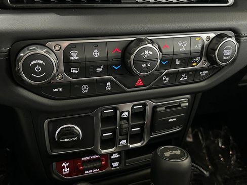 Used 2026 Jeep Wrangler Unlimited Rubicon AWD/4WD image 26