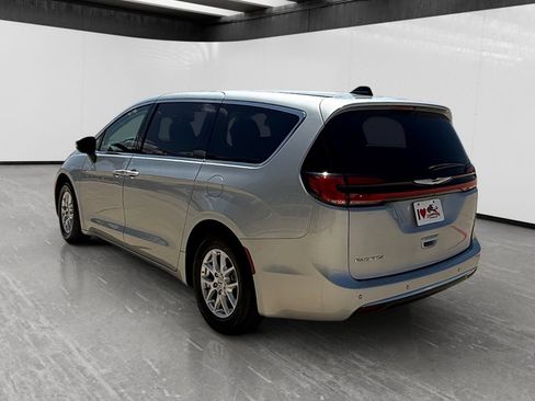 Used 2023 Chrysler Pacifica Touring-L FWD image 3