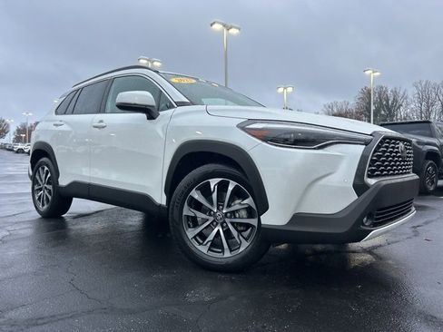 Used 2023 Toyota Corolla Cross XLE image 3