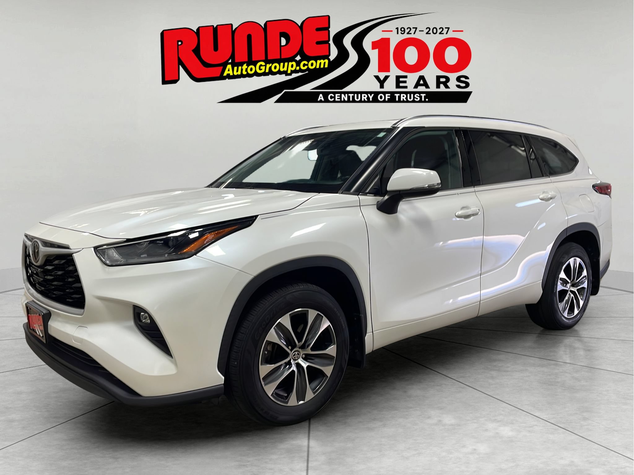 Used 2021 Toyota Highlander XLE AWD/4WD image 1