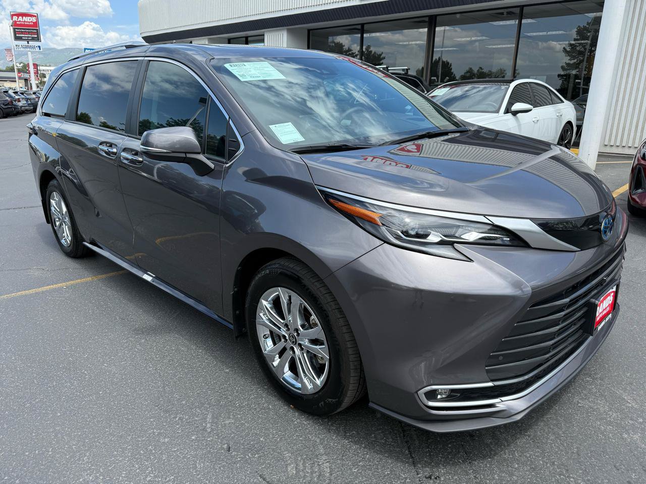 Used 2024 Toyota Sienna Platinum AWD/4WD image 2