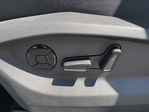 New 2025 Volkswagen Tiguan SE image 16