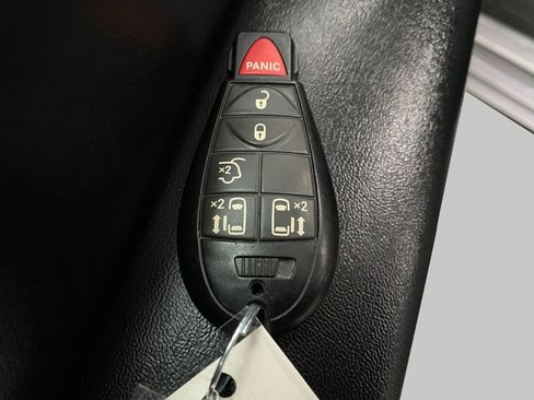 Used 2014 Chrysler Town & Country Touring image 27