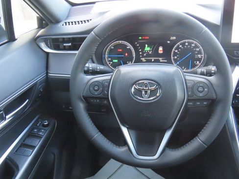 Used 2024 Toyota Venza XLE image 10