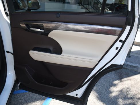 Used 2020 Toyota Highlander Platinum image 23