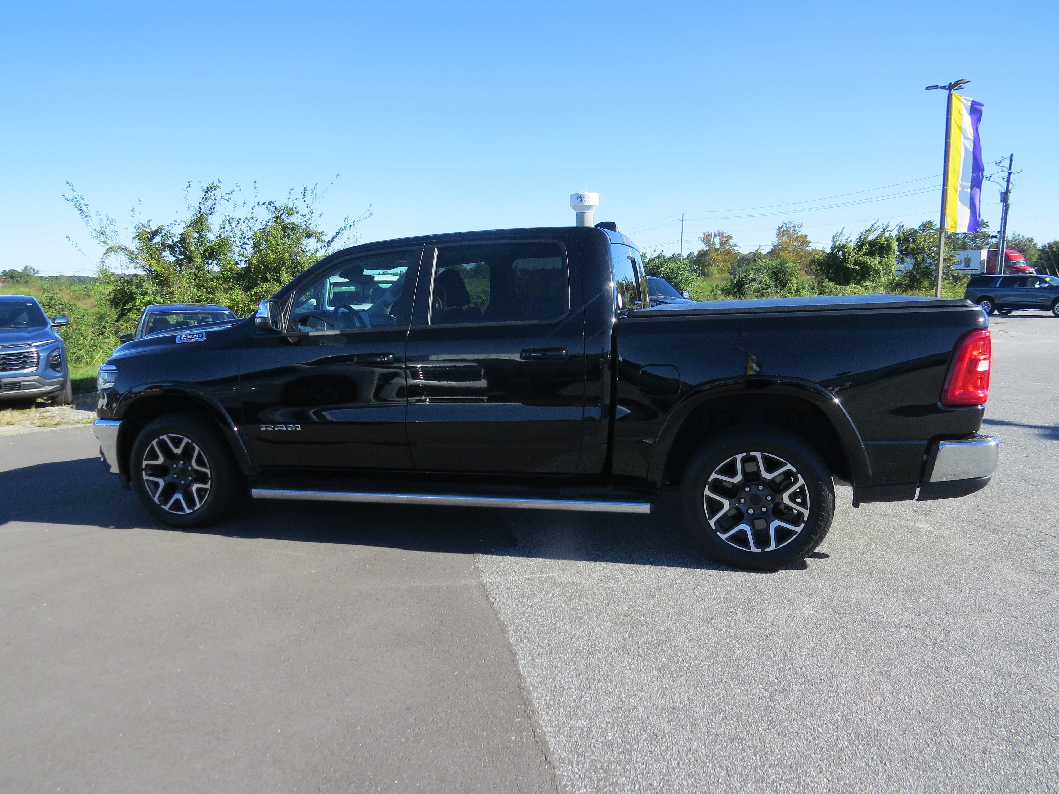 Used 2025 RAM 1500 Laramie AWD/4WD image 6