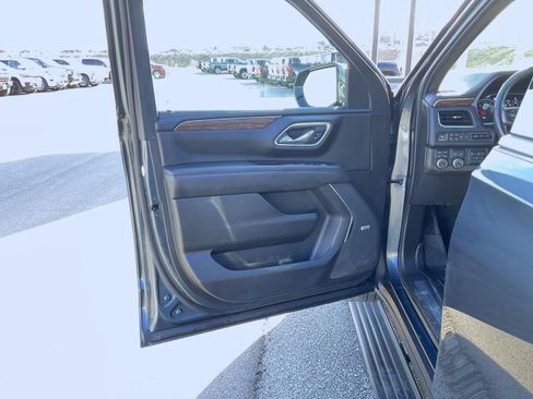 Used 2021 Chevrolet Suburban High Country AWD/4WD image 9