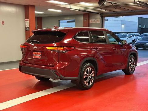 Used 2023 Toyota Highlander XLE AWD/4WD image 4