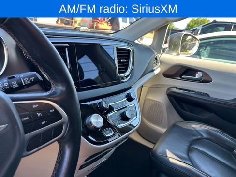 Used 2018 Chrysler Pacifica Touring-L Plus w/ Tire & Wheel Group FWD image 8