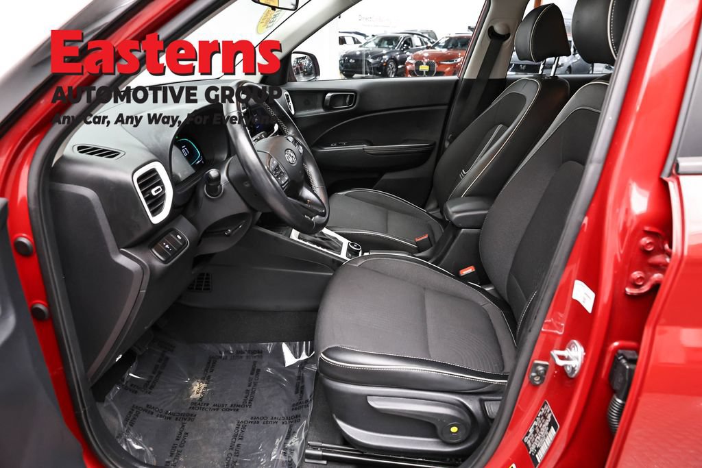 Used 2023 Hyundai Venue Limited FWD image 15