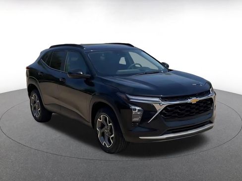 Used 2025 Chevrolet Trax LT image 2