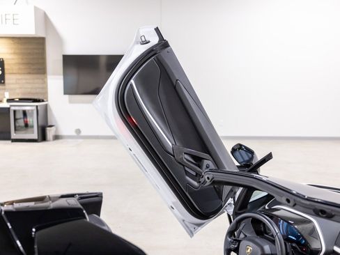 Used 2019 Lamborghini Aventador S image 33