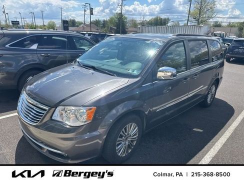 Used 2016 Chrysler Town & Country Touring-L image 1