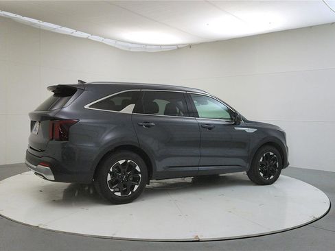 Used 2024 Kia Sorento S image 7