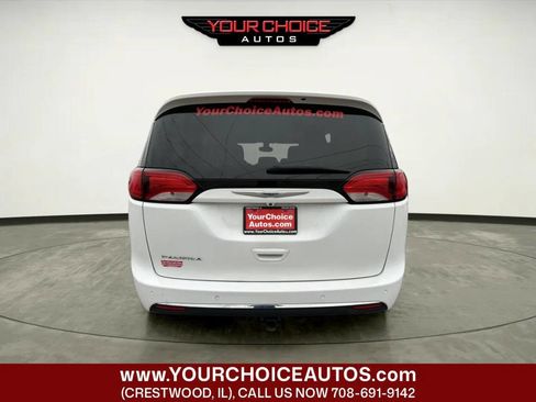 Used 2017 Chrysler Pacifica Touring-L w/ Tire & Wheel Group image 4