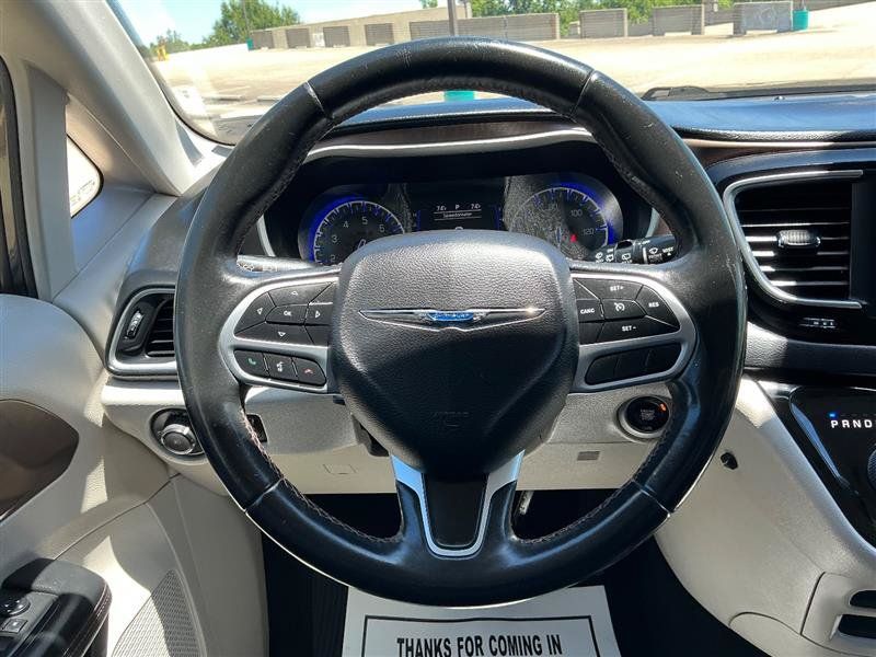 Used 2018 Chrysler Pacifica Touring-L FWD image 43