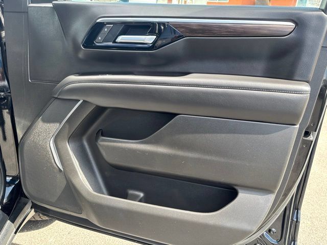 Used 2025 Chevrolet Suburban Z71 AWD/4WD image 37