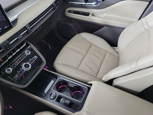 Used 2022 Lincoln Corsair AWD w/ Premium Package image 23