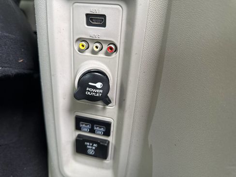 Used 2016 Chrysler Town & Country Touring w/ Driver Convenience Group image 9